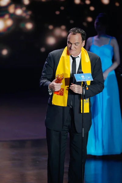 2013年10月7日 マカオで開催された第10回華氏賞授賞式で最優秀グローバル ディレクター賞を受賞した後 アメリカの映画監督クエンティン タランティーノ がトロフィーを見る — ストック写真