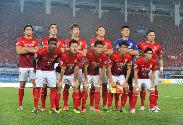 Voetballers Van Chinas Guangzhou Evergrande Poseren Voor Groepsfoto Vóór Hun — Stockfoto