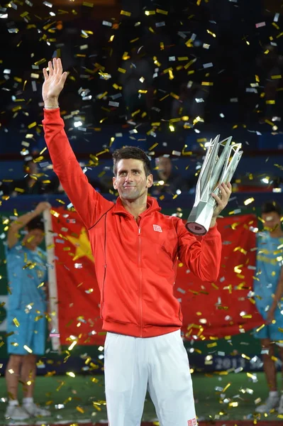 2013 上海の七種森林スポーツ市テニス センターの上海マスターズ テニス大会の表彰式の間にセルビアのノバク ジョコビッチ波します — ストック写真