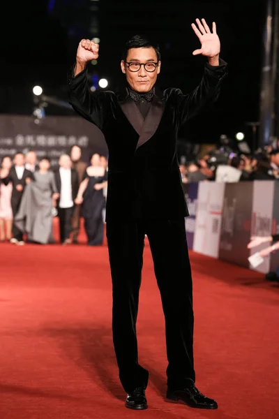 香港演员梁嘉辉出席2013年11月23日在台湾台北举行的第50届金马颁奖典礼时 在红地毯上摆姿势 — 图库照片
