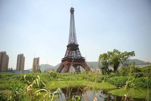 Copia Tamaño Medio Torre Eiffel Representa Tianducheng Una Pequeña Comunidad — Foto de Stock