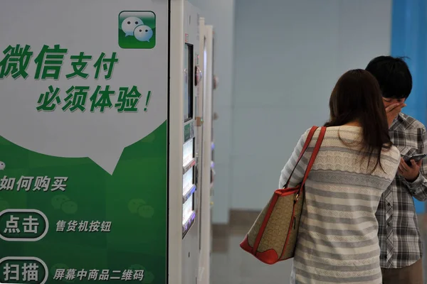 Clientes Chineses Compram Bebidas Engarrafadas Uma Máquina Venda Automática Dentro — Fotografia de Stock