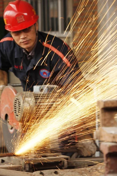 2013年8月1日 中国工人在中国东部安徽省淮北市一家机械设备厂加工钢铁产品 — 图库照片