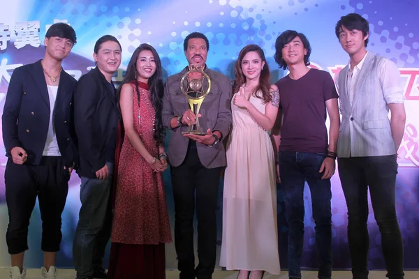 American Singer Lionel Richie Center Holds Champion Cup Episode Chinese — Stock Photo, Image