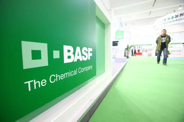 2012年11月2日 在中国上海举行的展览中 一位游客走过德国化学公司 Basf 的展台 — 图库照片