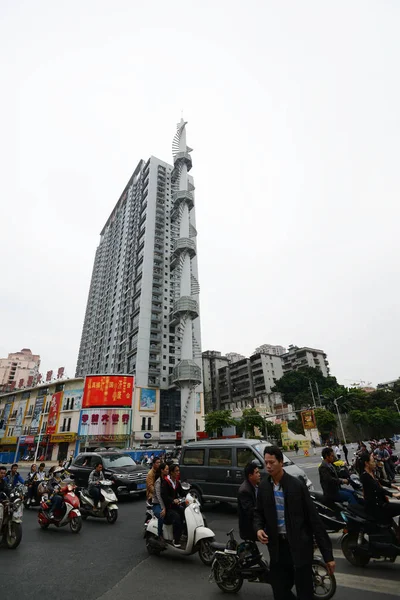 Radfahrer Fahren Einem Raketenförmigen Gebäude Nanning Autonome Region Guangxi Zhuang — Stockfoto