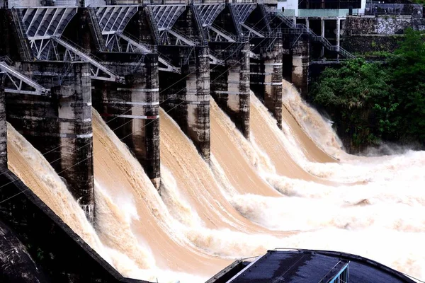 Xindu Hejiang 川のダムから Utor の台風によってもたらされた大雨による Hezhou 南中国広西庄自治区 17日2013 — ストック写真