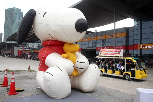 2013年10月15日 中国上海新国际展览中心外 一个充满空气的史努比玩具被拍出 — 图库照片