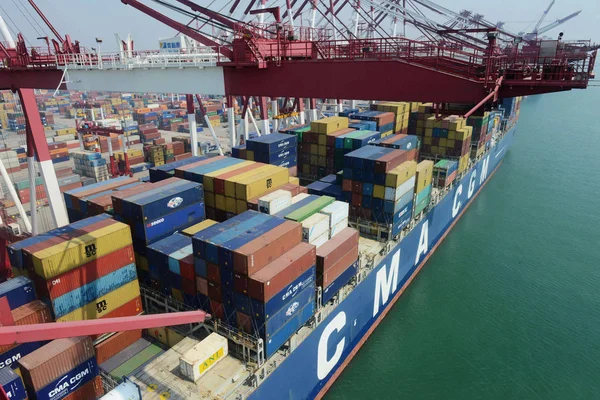 Ein Containerschiff Liegt Hafen Von Qingdao Der Stadt Qingdao Der — Stockfoto