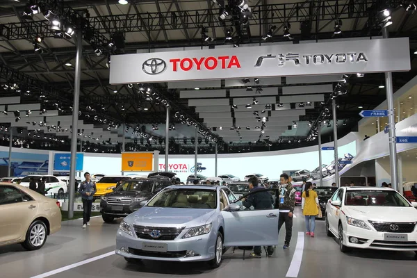 Los Visitantes Observan Los Automóviles Toyota Durante 15ª Exposición Internacional —  Fotos de Stock