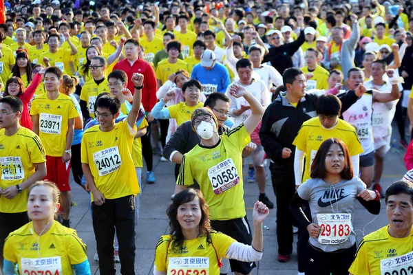 Corridore Mascherato Festeggia Con Gli Altri Mentre Fanno Jogging Durante — Foto Stock