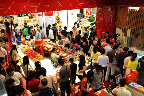 2013年10月4日 中国上海国庆长假期间 顾客在南京路购物街的一家食品店购物 — 图库照片