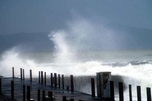 Enorma Vågor Som Orsakas Närmar Sig Typhoon Nari Hit Havskusten — Stockfoto
