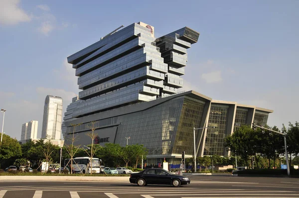 2013년 27일 광둥성 광저우 시에서 블록처럼 보이는 컨벤션 센터를 지나가는 — 스톡 사진