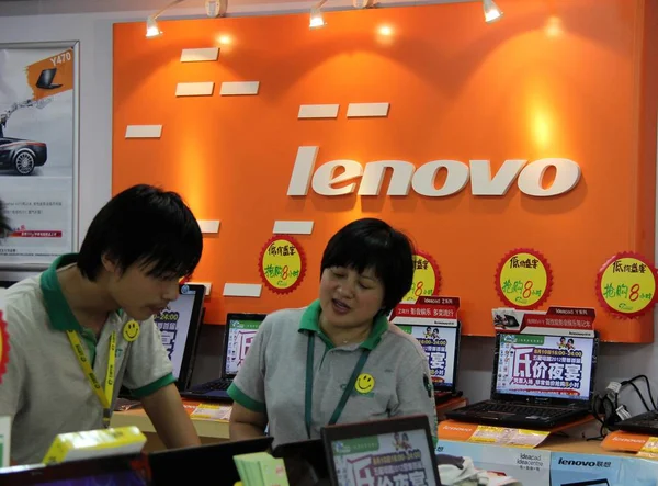 Escriturários File Chinês Falar Como Eles Vendem Computadores Portáteis Lenovo — Fotografia de Stock