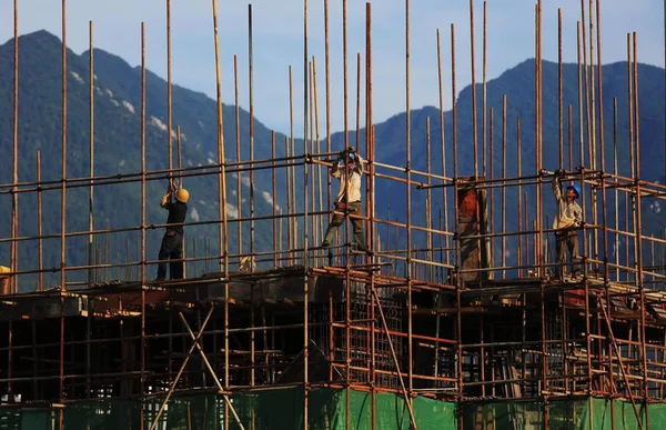Κινέζοι Διακινούμενοι Εργαζόμενοι Χτίζουν Σκαλωστιες Ένα Εργοτάξιο Μια Καυτή Μέρα — Φωτογραφία Αρχείου