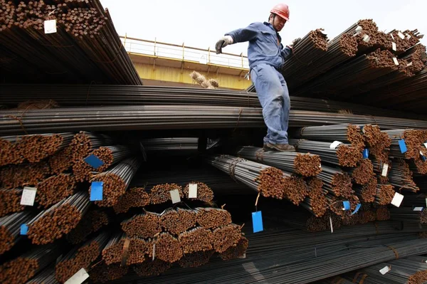 Chinese Worker Climbs Stack Reinforcing Steel Rods Steel Processing Plant — Stock Photo, Image