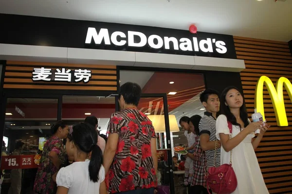 Clientes Entram Saem Uma Filial Restaurante Fast Food Mcdonalds Cidade — Fotografia de Stock