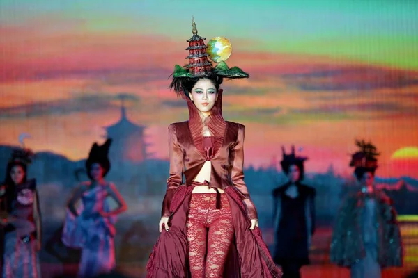 中国モデル雷峰塔 東中国浙江省杭州市で第 回西湖美祭中に髪型のファッションショーで 西湖十景の一つ以上の夕焼けを示す新しいヘアスタイルの創造が表示されます — ストック写真