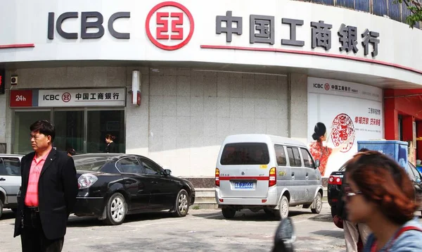 Pedestres Passam Por Uma Filial Banco Industrial Comercial China Icbc — Fotografia de Stock