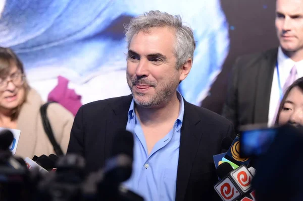 Mexikansk Filmregissör Alfonso Cuaron Center Leenden Presskonferens Inför Premiären Hans — Stockfoto