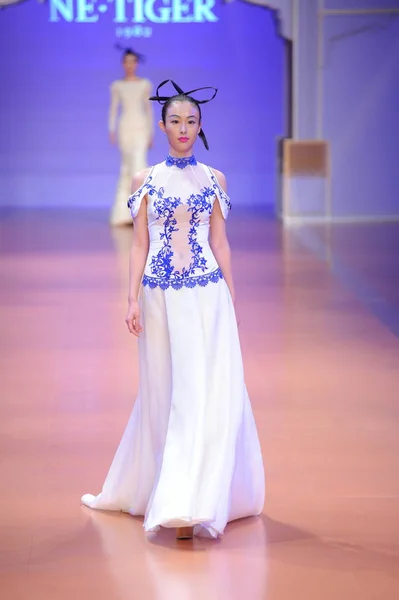 Modell Jelenít Meg Egy Teremtés Tigris Divat Show Közben Beijing — Stock Fotó