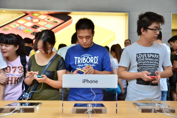Гості Випробувати Смартфонів Iphone Apple Store Шанхаї Китай Грудня 2012 — стокове фото