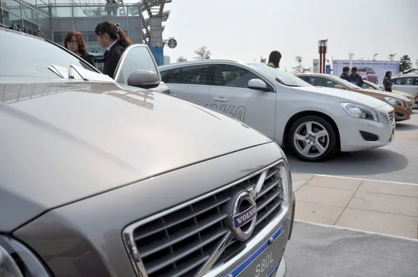 Visitantes Ver Carros Volvo Show Automóveis Cidade Qingdao Leste Província — Fotografia de Stock