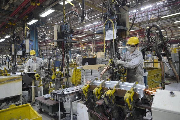 Trabajadores Pule Sombreros Automóviles Planta Wuhan Dpca Industrial Development General —  Fotos de Stock