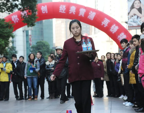 Chinese Participant Balances Bottles Drinking Water Tray She Winds Stakes — 图库照片