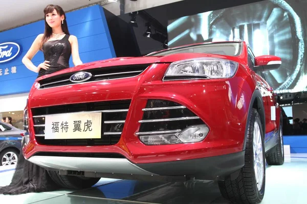 Model Poses Ford Car Automobile Exhibition Zhengzhou Central Chinas Henan — Stock Photo, Image