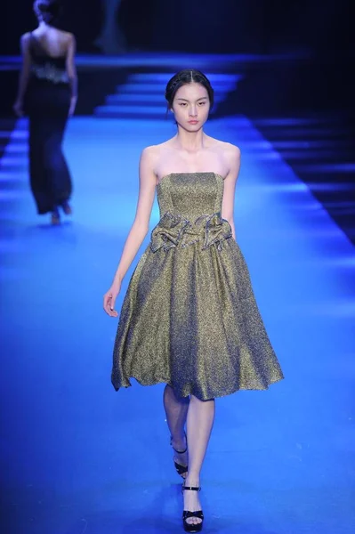 Bir Model Göstermek Çin Moda Hafta Lkbahar Yaz 2014 Sırasında — Stok fotoğraf