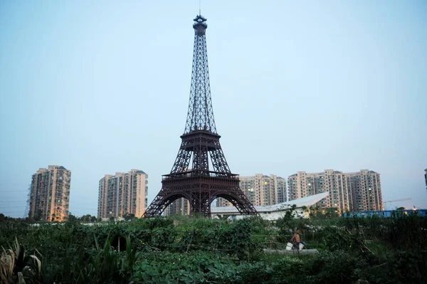 Granjero Chino Pasa Junto Media Copia Torre Eiffel Tianducheng Una — Foto de Stock