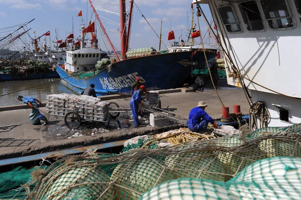 Pescador Chinês Homens Selecionar Produtos Pesca Porto Zhoushan Antes Tufão — Fotografia de Stock