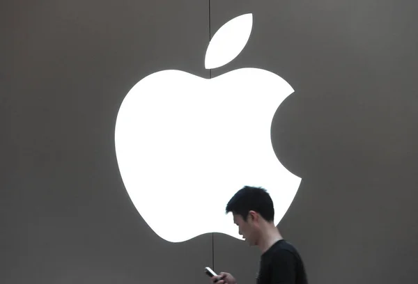 Een Chinese Klant Probeert Een Iphone Smartphone Uit Bij Een — Stockfoto