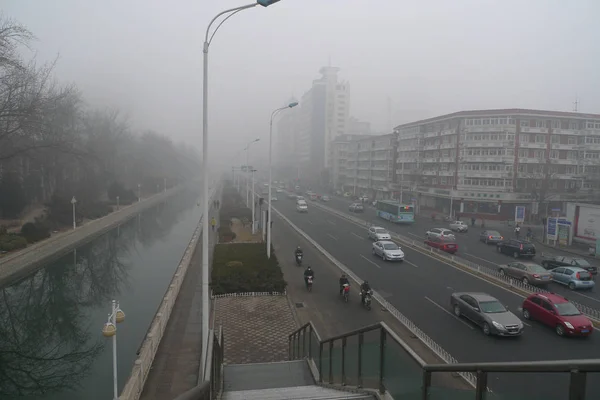 Carros Ciclistas Viajam Uma Estrada Neblina Pesada Tianjin China Fevereiro — Fotografia de Stock