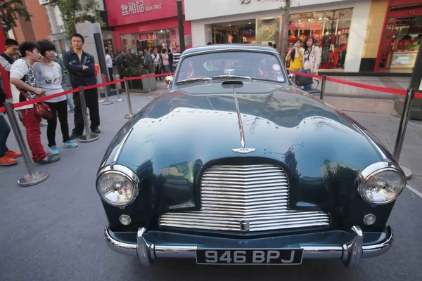 Turistler Bak Bir Ihtiyar Araba Aston Martin Sırasında Klasik Arabalar — Stok fotoğraf