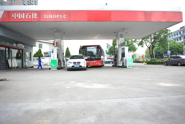 Autos Repostar Esperan Una Gasolinera Sinopec Suzhou Provincia Chinas Jiangsu — Foto de Stock