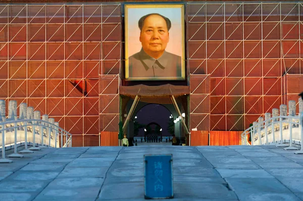 Китайские Военизированные Полицейские Стоят Страже Портретом Мао Цзэдуна Выставленного Обновляемой — стоковое фото