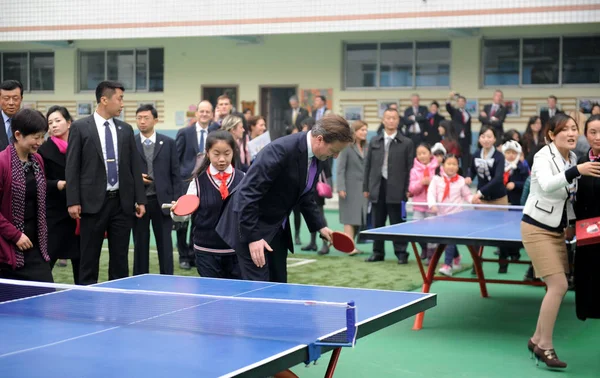 Премьер Министр Великобритании Дэвид Кэмерон Центре Играет Настольный Теннис Молодыми — стоковое фото
