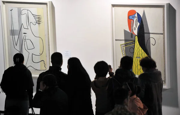 2012年2月19日 在中国西南部四川省成都市举行的毕加索2012中国展的预演中 参观者将参观西班牙艺术家巴勃罗 毕加索的画作 — 图库照片