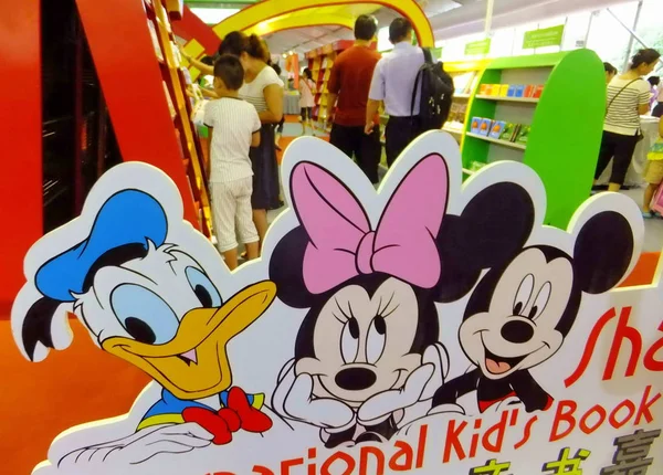 Datei Eine Werbetafel Von Disney Wird Auf Einer Buchmesse Shanghai — Stockfoto