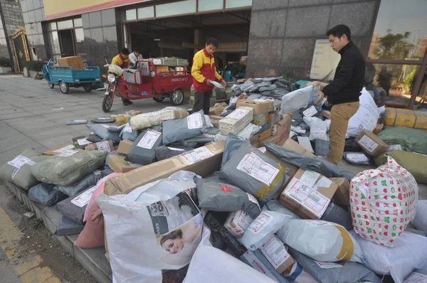 Chińscy Robotnicy Sortuje Paczki Zakupów Online Dniu Singli Centrum Wysyłki — Zdjęcie stockowe