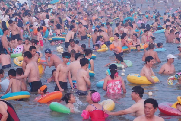 Urlauber Drängen Sich Einem Heißen Tag Einem Badestrand Dalian Provinz — Stockfoto