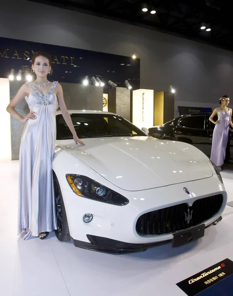 Modelo Posa Con Maserati Granturismo Durante Una Exposición Automóviles Beijing — Foto de Stock