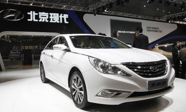 Besökare Står Bredvid Hyundai Sonata Bil Bilutställning Zhengzhou Centrala Chinas — Stockfoto