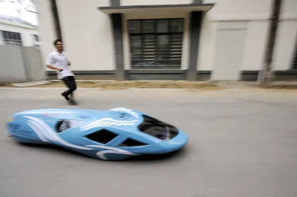 Een Zelfgemaakte Energiebesparende Race Auto Gemaakt Door Chinese Studenten Reist — Stockfoto