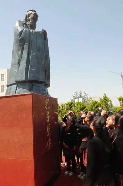 File Estudiantes Observan Una Estatua Confucio Zibo Provincia Chinas Shandong — Foto de Stock