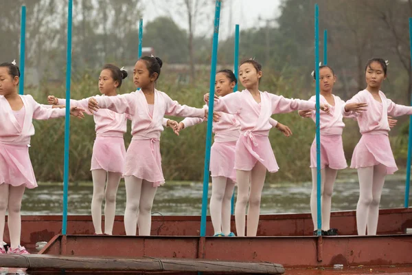 Junge Studenten Vom Lande Lernen Ballett Auf Einem Boot Baiyang — Stockfoto