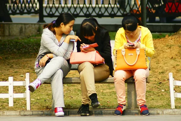2013년 10월 25일 후베이성 이창에서 주민들이 스마트폰을 사용하고 — 스톡 사진
